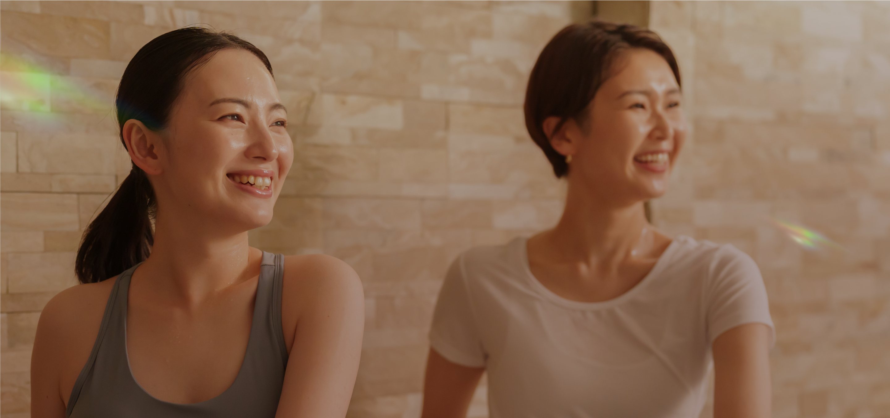 笑顔でヨガのレッスンを受ける女性たち