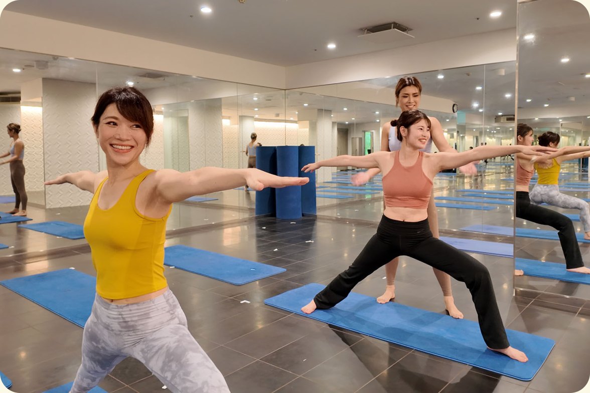 ヨガのポーズで体を伸ばす女性たち