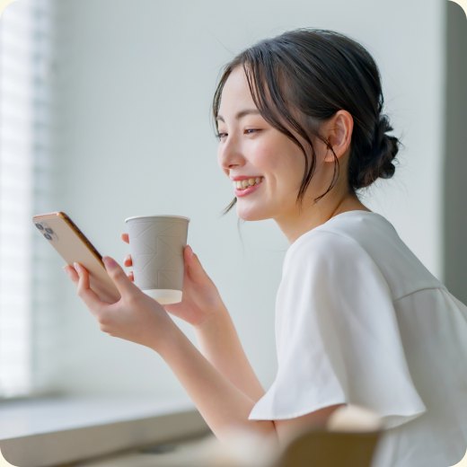 スマートフォンを見ながら微笑む女性
